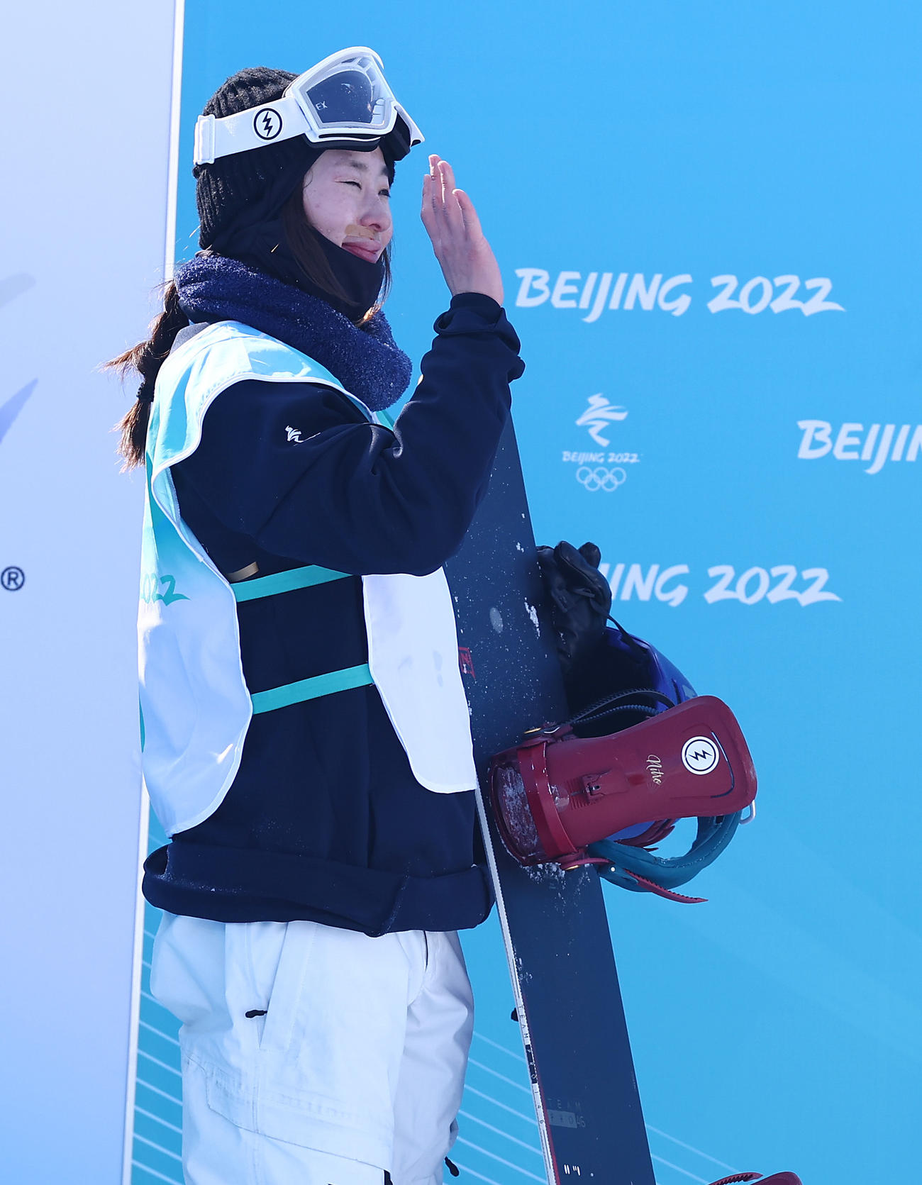 スノーボードビッグエア女子決勝、3回目を終え笑顔で手を振る鬼塚（撮影・垰建太）