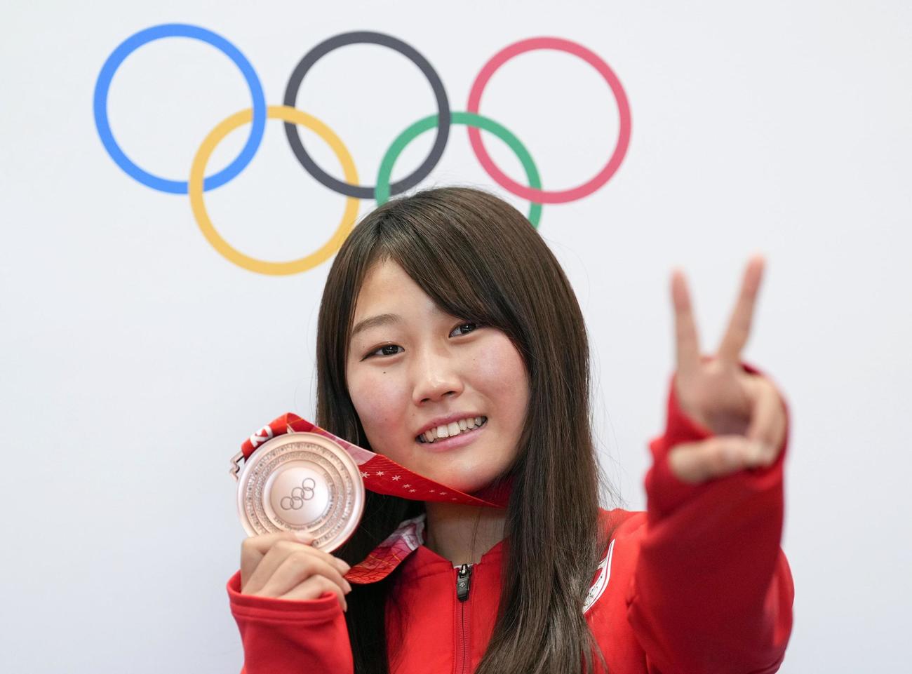 スノーボード女子ビッグエア銅メダル獲得から一夜明け、記者会見後にポーズをとる村瀬心椛（共同）