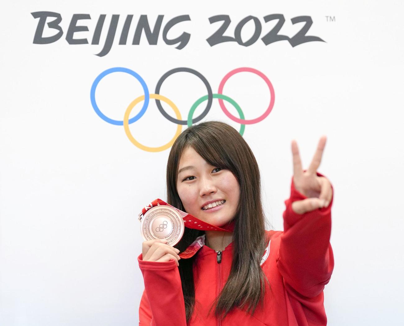 スノーボード女子ビッグエア銅メダル獲得から一夜明け、記者会見後にポーズをとる村瀬心椛（共同）