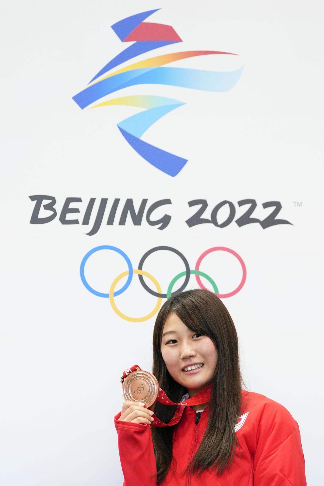 スノーボード女子ビッグエア銅メダル獲得から一夜明け、記者会見後にポーズをとる村瀬心椛（共同）
