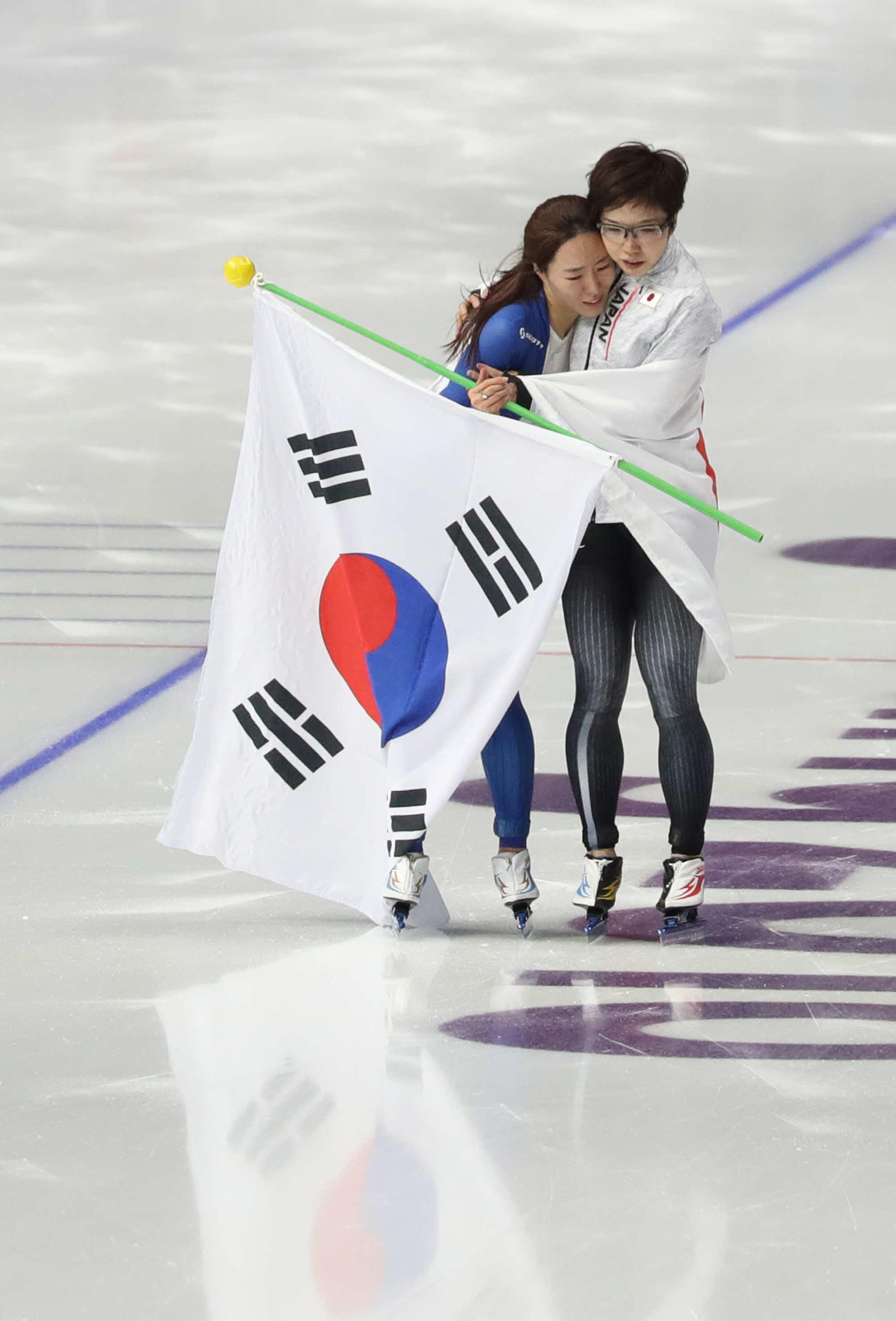 平昌五輪　女子500メートルで優勝した小平奈緒（右）は2位の李相花と健闘をたたえ合い、抱き合う＝2018年2月18日