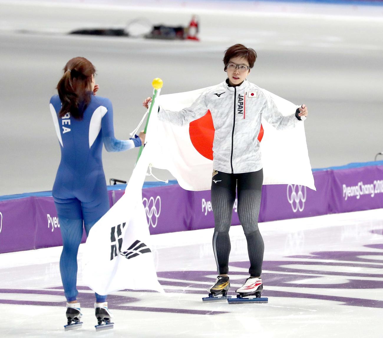 平昌五輪　女子500メートルで金メダルに輝いた小平（右）は2位で涙ぐむ李相花を出迎える＝2018年2月18日