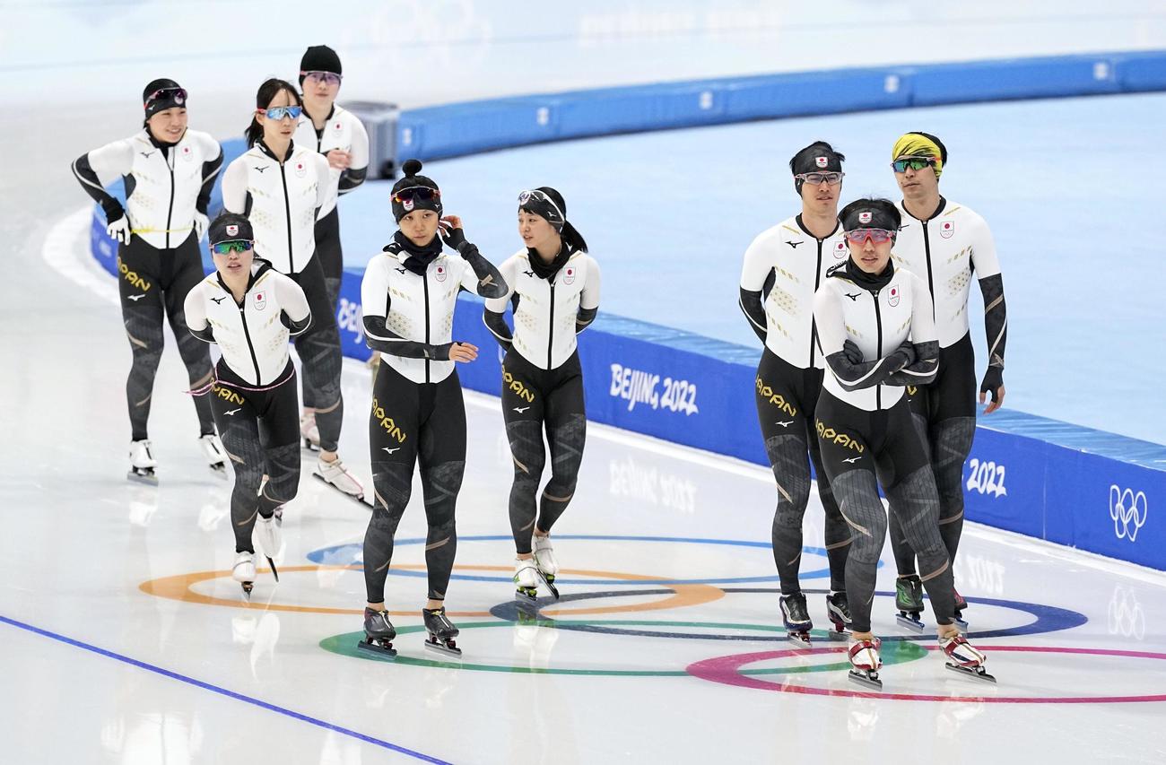 国家スピードスケート館での初練習で氷の感触を確かめる高木美帆（右から5人目）ら（共同）