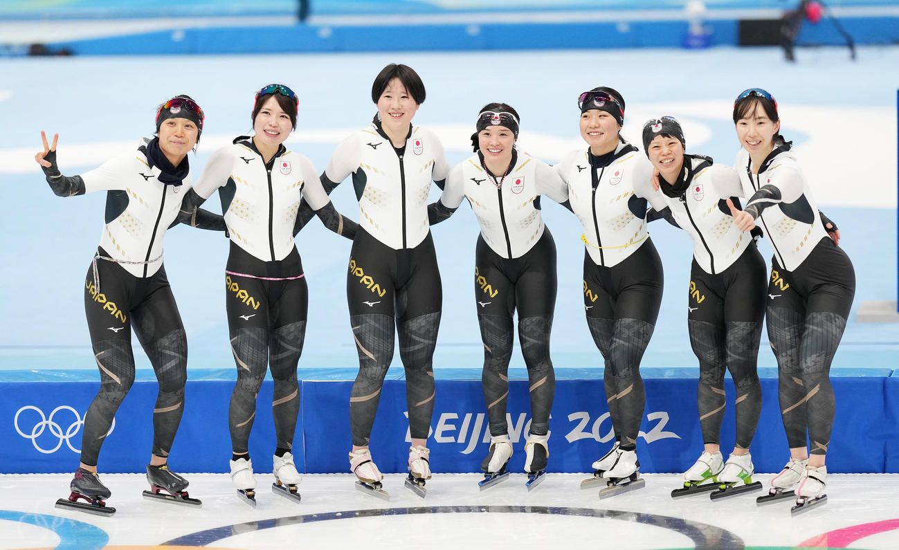 五輪会場の国家スピードスケート館で練習を終え記念写真に納まる、左から高木美、佐藤、堀川、郷、小坂、高木菜、押切（撮影・菅敏）