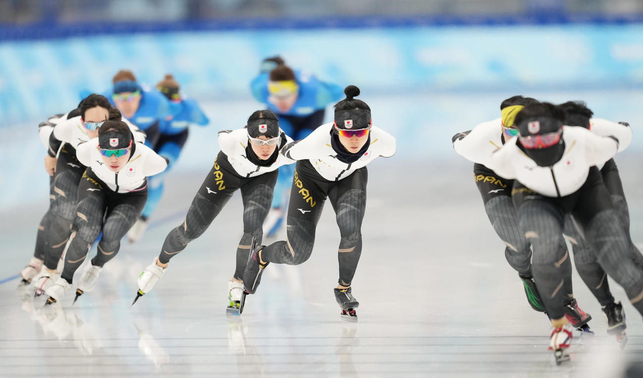 五輪会場の国家スピードスケート館で練習をする高木美（中央）ら（撮影・菅敏）