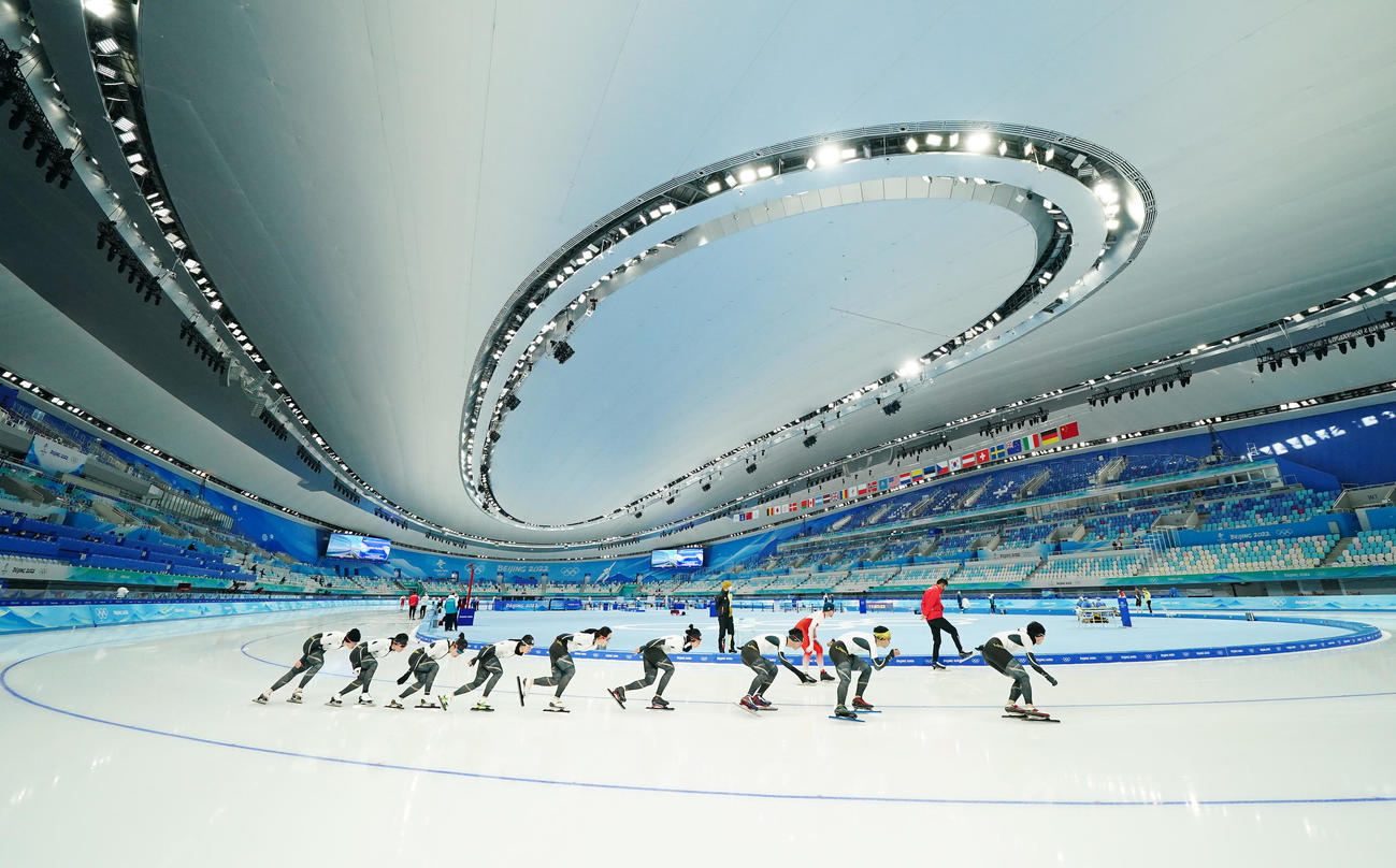 五輪会場の国家スピードスケート館で練習をする日本代表の選手たち（撮影・菅敏）