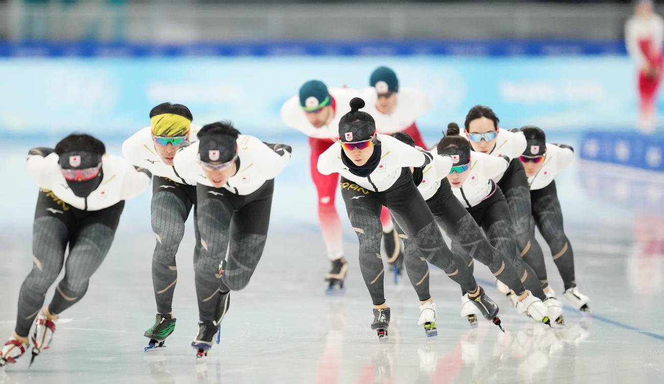 五輪会場の国家スピードスケート館で練習をする高木美（中央）ら（撮影・菅敏）