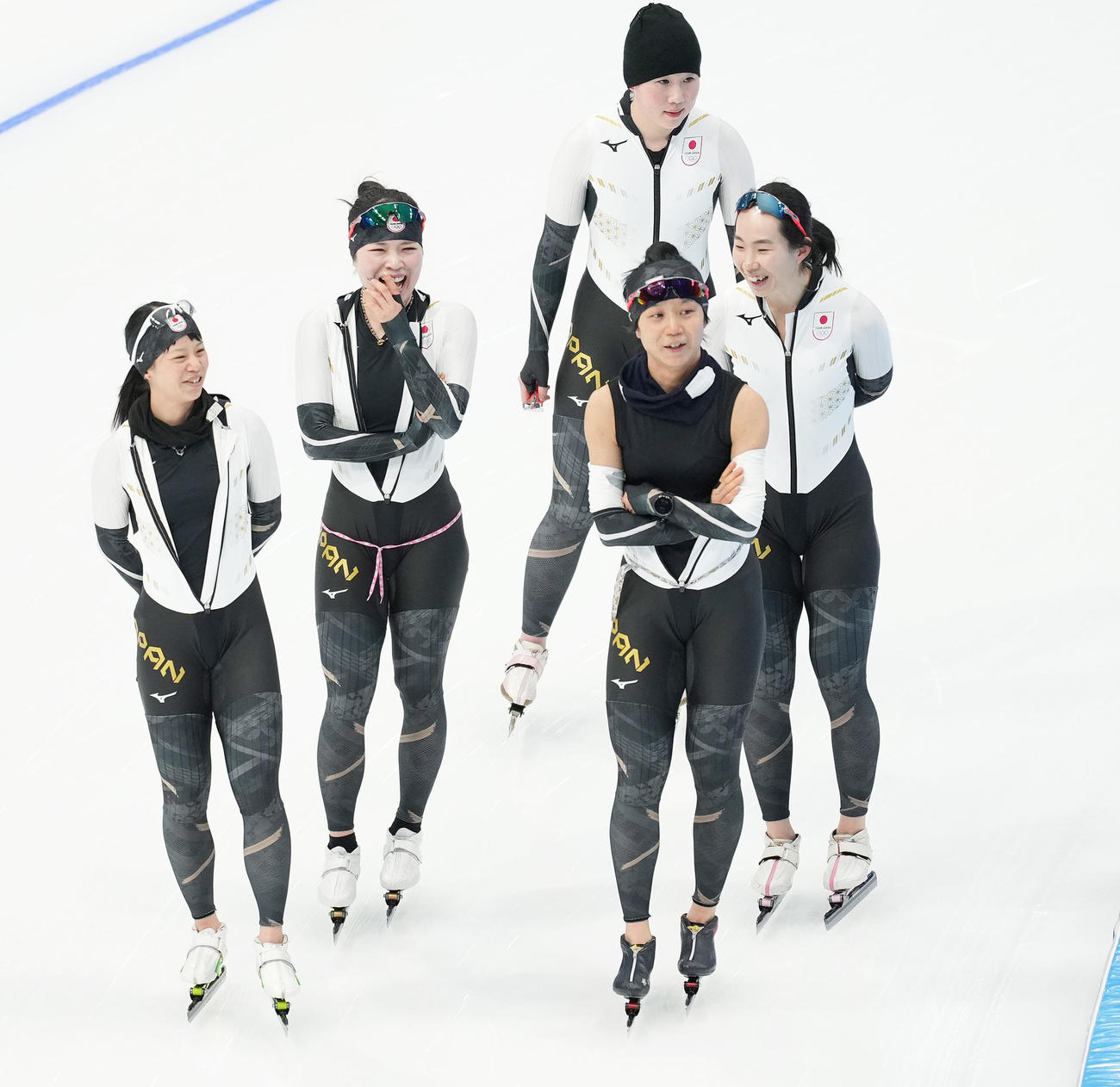 五輪会場の国家スピードスケート館で練習する、前列左から高木菜、佐藤、高木美、押切。後列は堀川（撮影・菅敏）