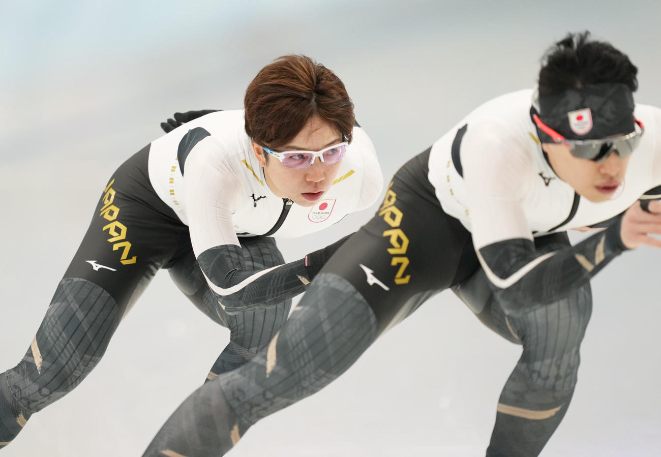 五輪会場の国家スピードスケート館で練習をする小平。右は小島（撮影・菅敏）