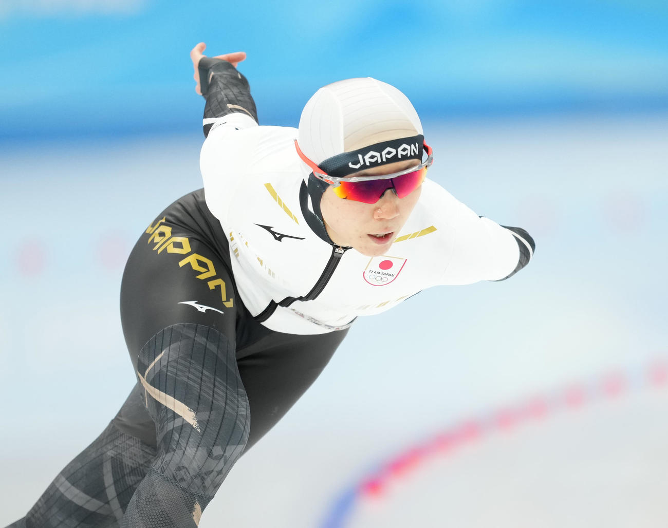 スピードスケート女子3000メートルで滑走する高木美（撮影・菅敏）