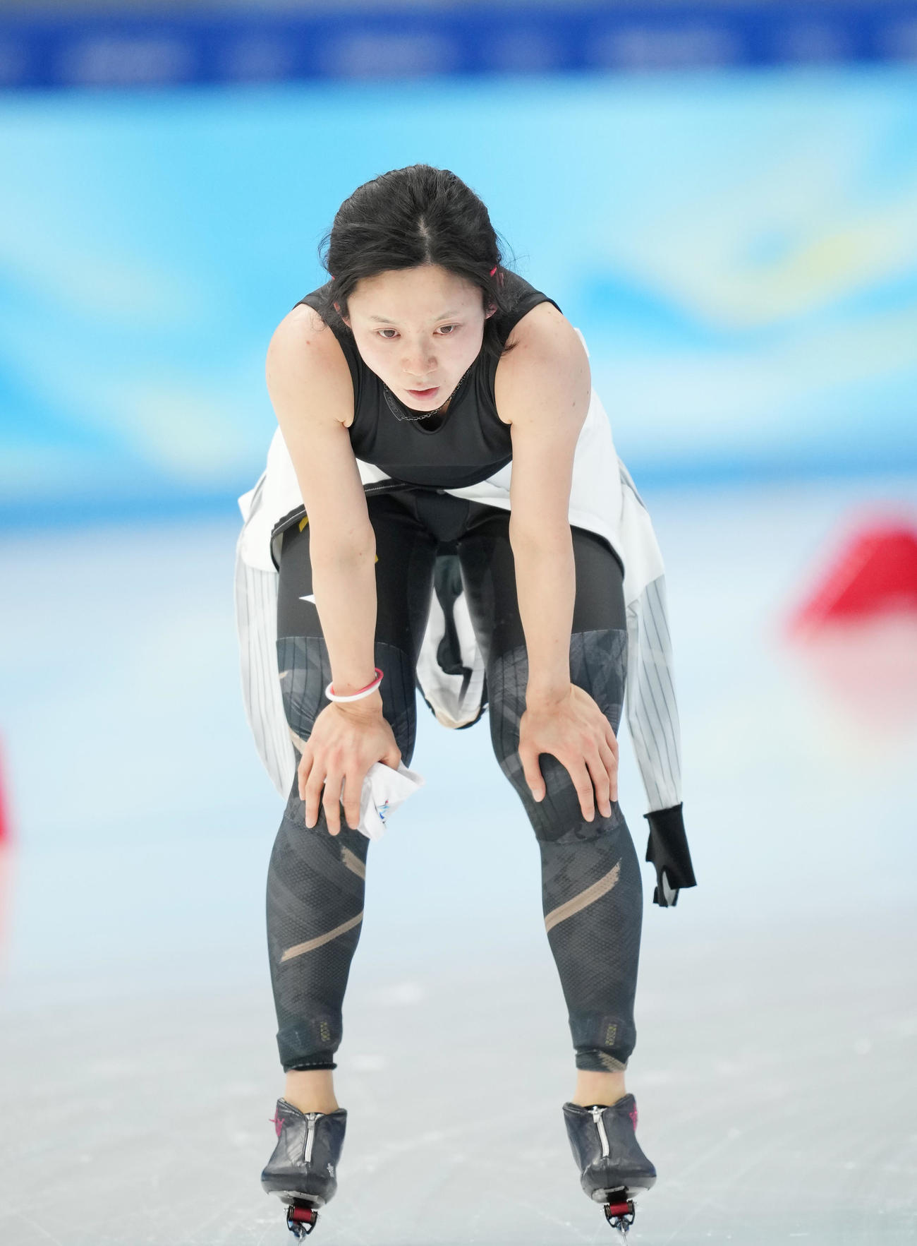 スピードスケート女子3000メートルのレースを終え、呼吸を整える高木美（撮影・菅敏）
