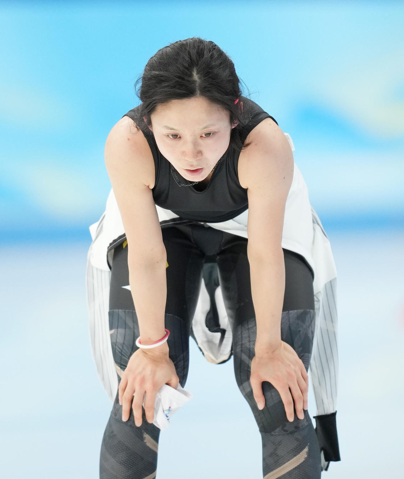 スピードスケート女子3000メートル　レースを終え、呼吸を整える高木美（撮影・菅敏）