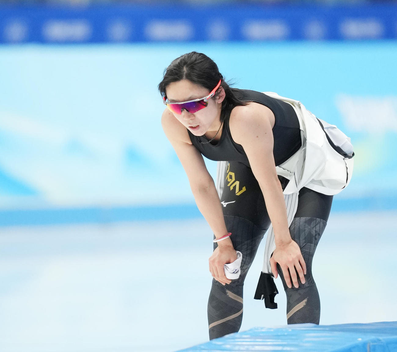 スピードスケート女子3000メートル　レースを終え、肩を落とす高木美帆（撮影・菅敏）
