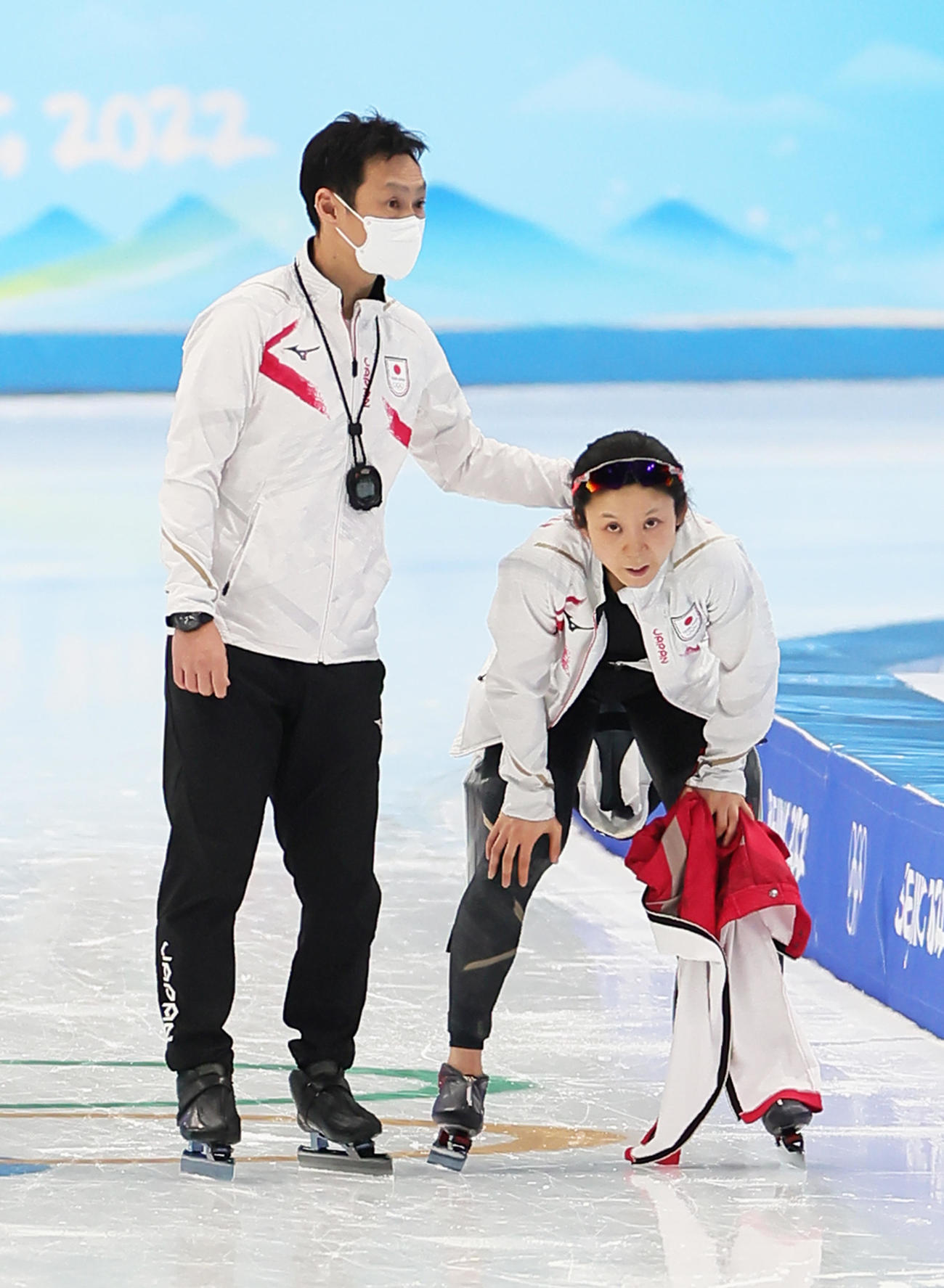スピードスケート女子1500メートルで銀メダルの高木美（右）は肩をたたかれる