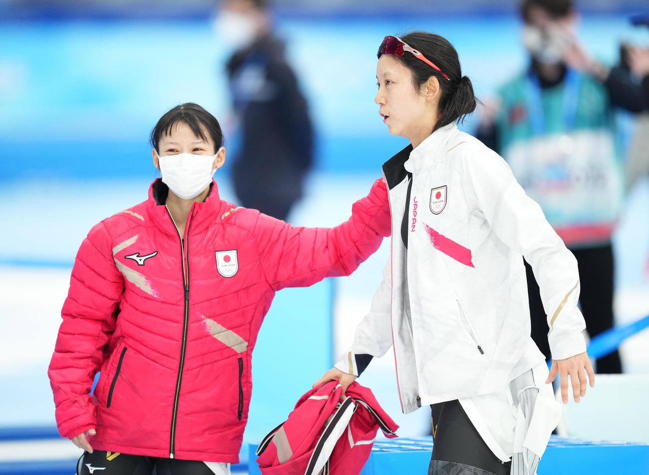 スピードスケート　女子1500メートルで銀メダルを獲得した高木美（右）は高木菜に声をかけられる（撮影・菅敏）