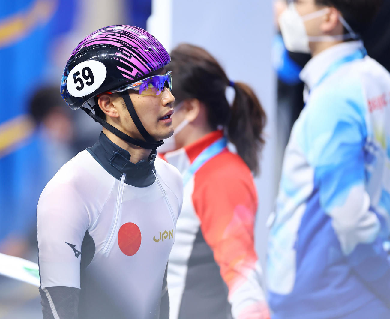 ショートトラック男子1000メートル準々決勝　レースを終え渋い表情で引き揚げる吉永（撮影・垰建太）