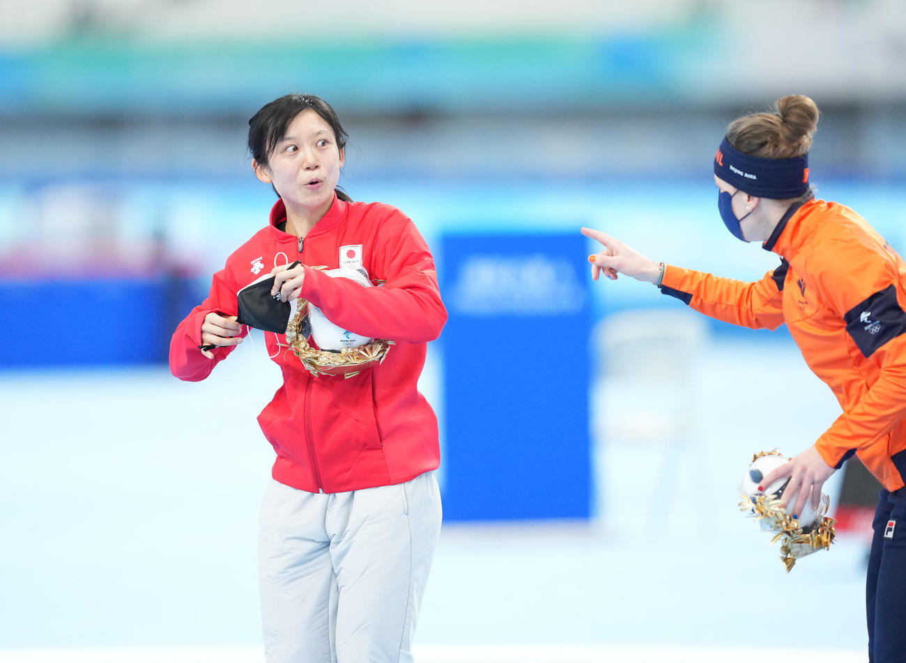 スピードスケート　女子1500メートルで銀メダルを獲得した高木美（左）は金メダルのブスト（右）を驚いた表情で見つめる（撮影・菅敏）