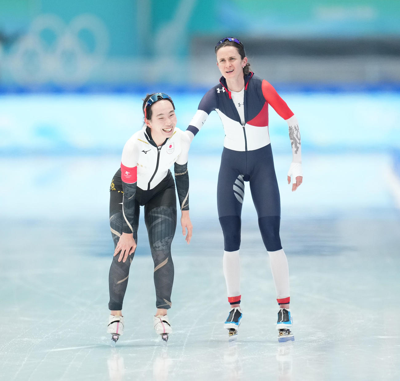 スピードスケート女子5000メートルを終え、サネ・イントホフ（右）と笑顔で話す押切（撮影・菅敏）