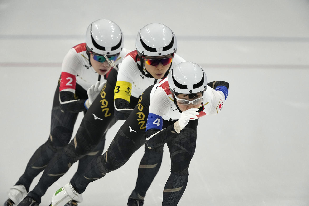 北京五輪　女子団体追い抜き　日本の高木美帆、高木菜那、佐藤綾乃（AP）