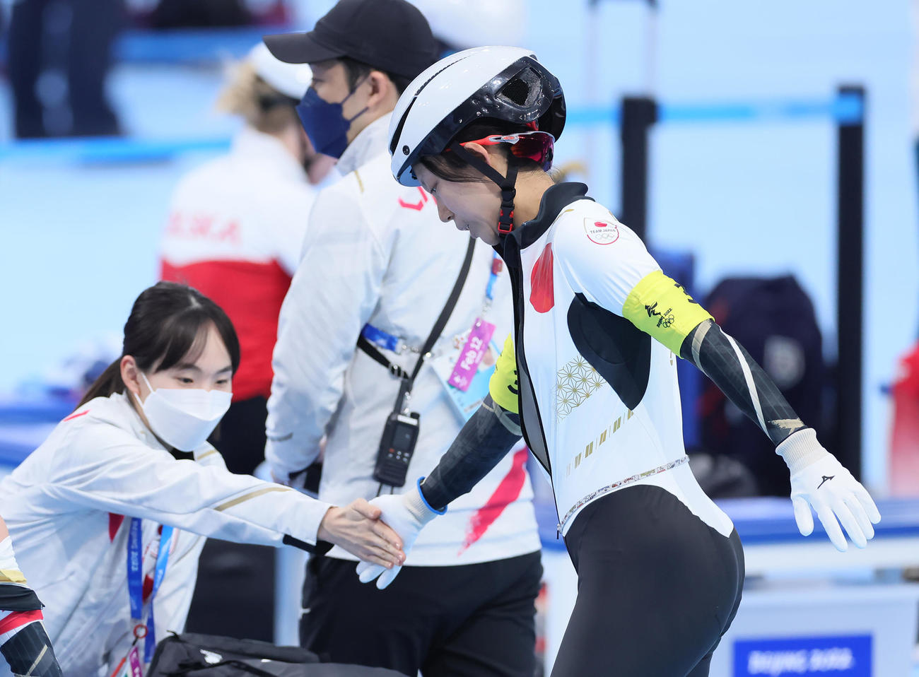 スピードスケート女子団体追い抜き1回戦で五輪新を記録した高木美（右）は押切とタッチを交わす（撮影・足立雅史）