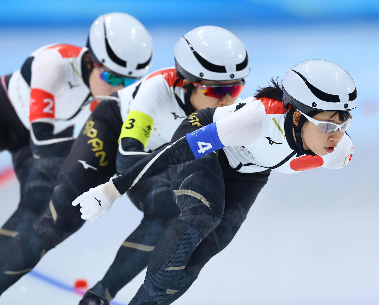 1回戦で滑走する日本の選手たち。右から高木菜、高木美、佐藤（撮影・垰建太）
