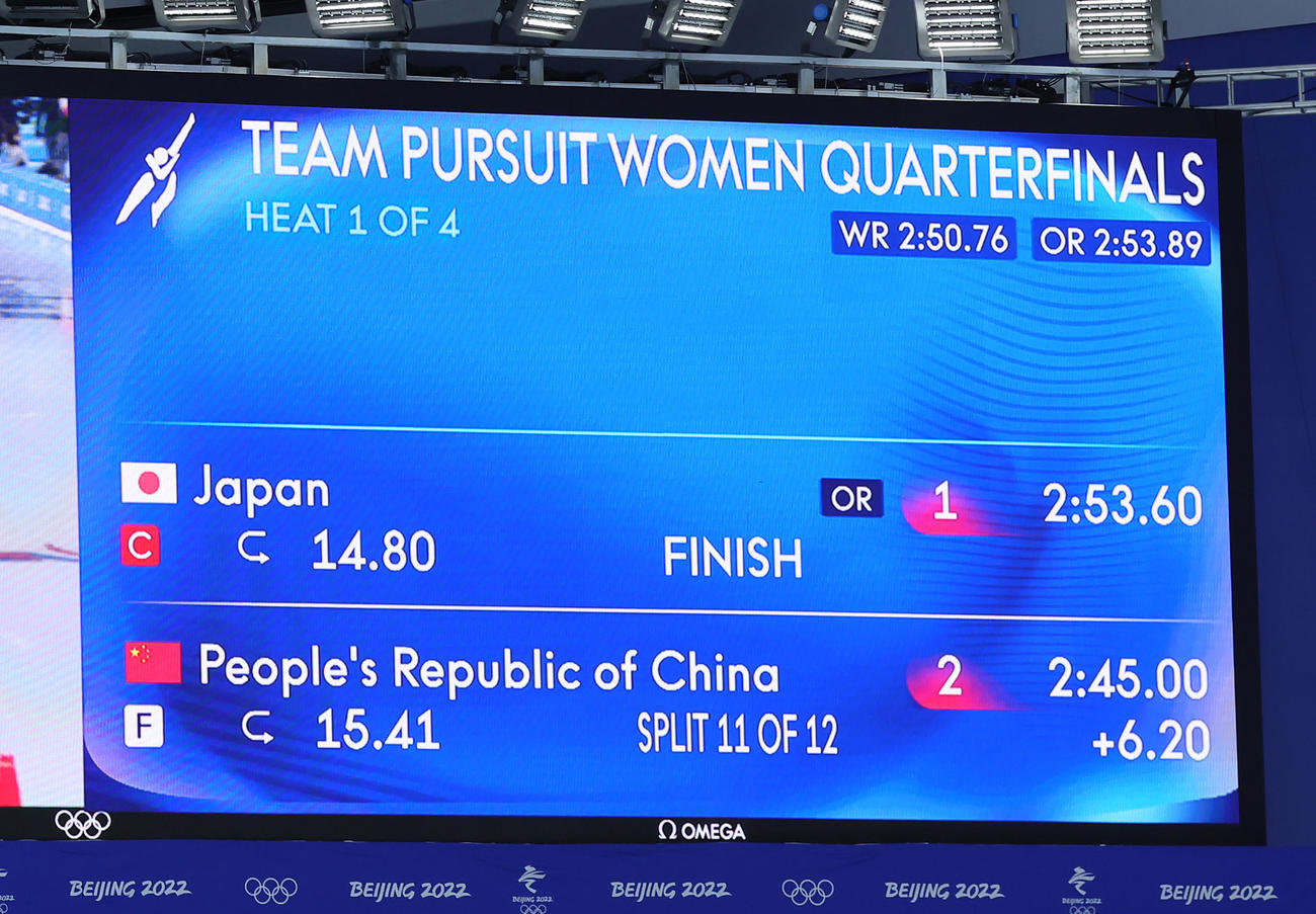 北京五輪スピードスケート団体追い抜き準々決勝で五輪新を記録した高木美、佐藤、高木菜の日本チーム（撮影・足立雅史）