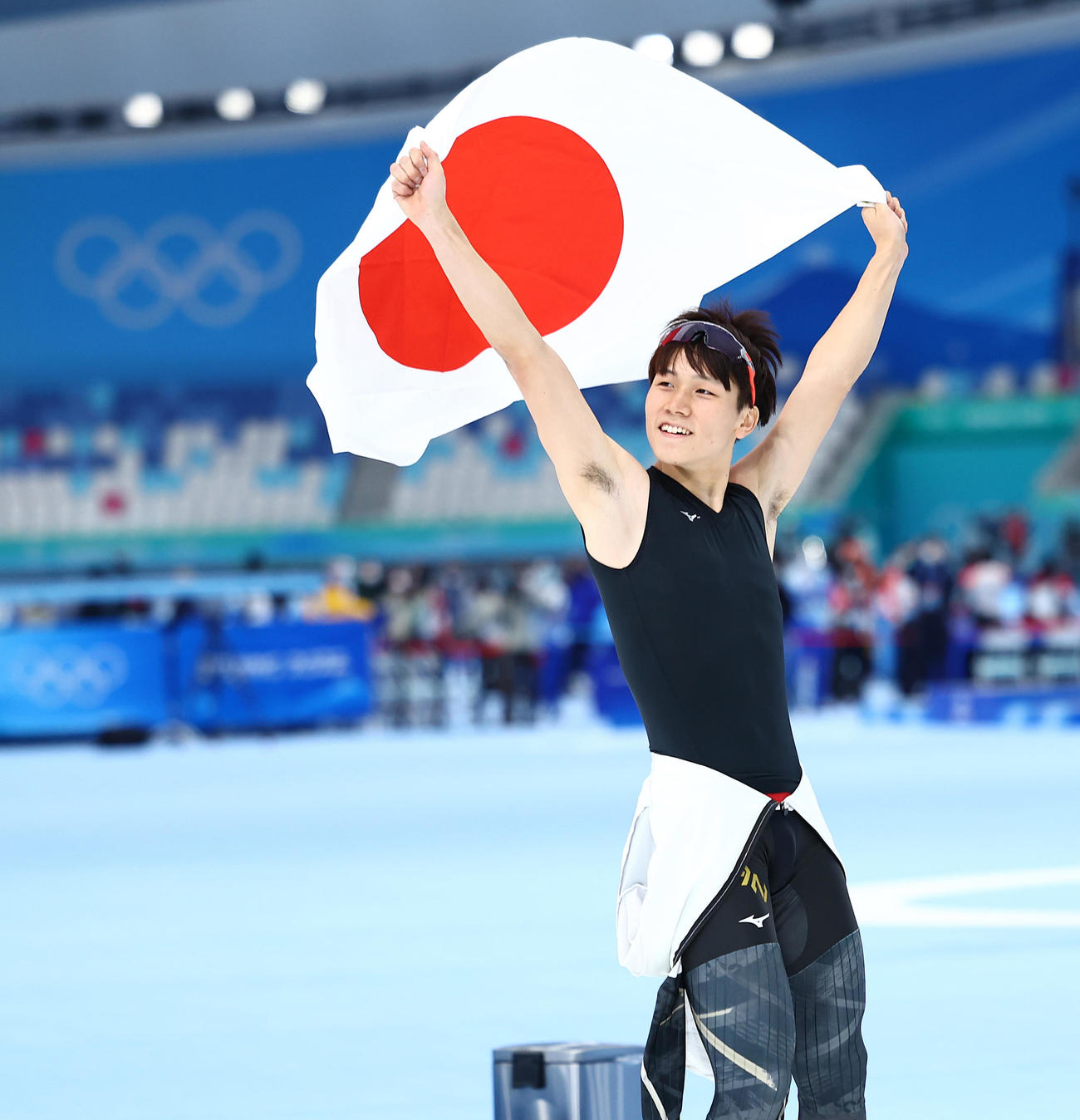 スピードスケート男子500メートルで3位となり日の丸を掲げる森重（撮影・垰建太）