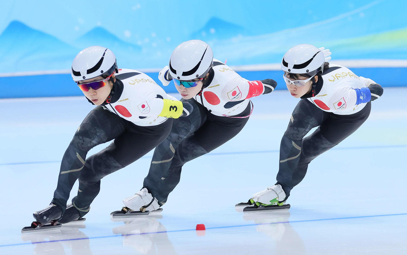 スピードスケート団体追い抜き準々決勝で五輪新を記録した日本の、左から高木美、佐藤、高木菜（撮影・足立雅史）