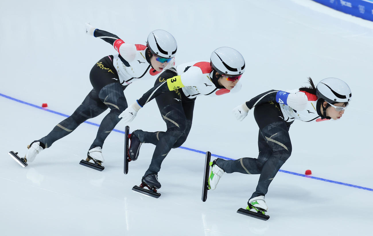 スピードスケート女子団体追い抜き1回戦で五輪新を記録した日本の、左から佐藤、高木美、高木菜（撮影・足立雅史）