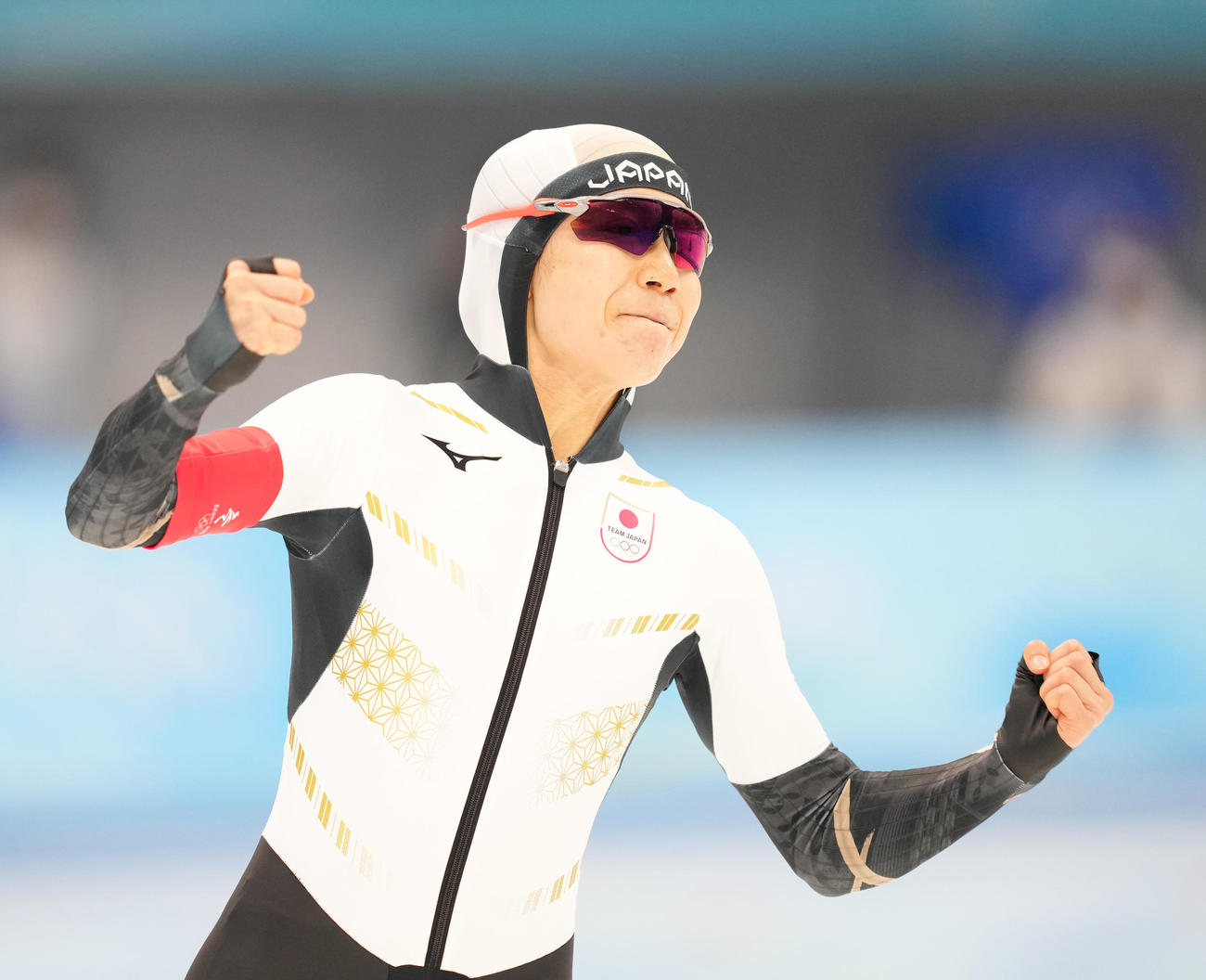 女子500メートルのレースを終え、ガッツーポーズを見せる高木美（撮影・菅敏）