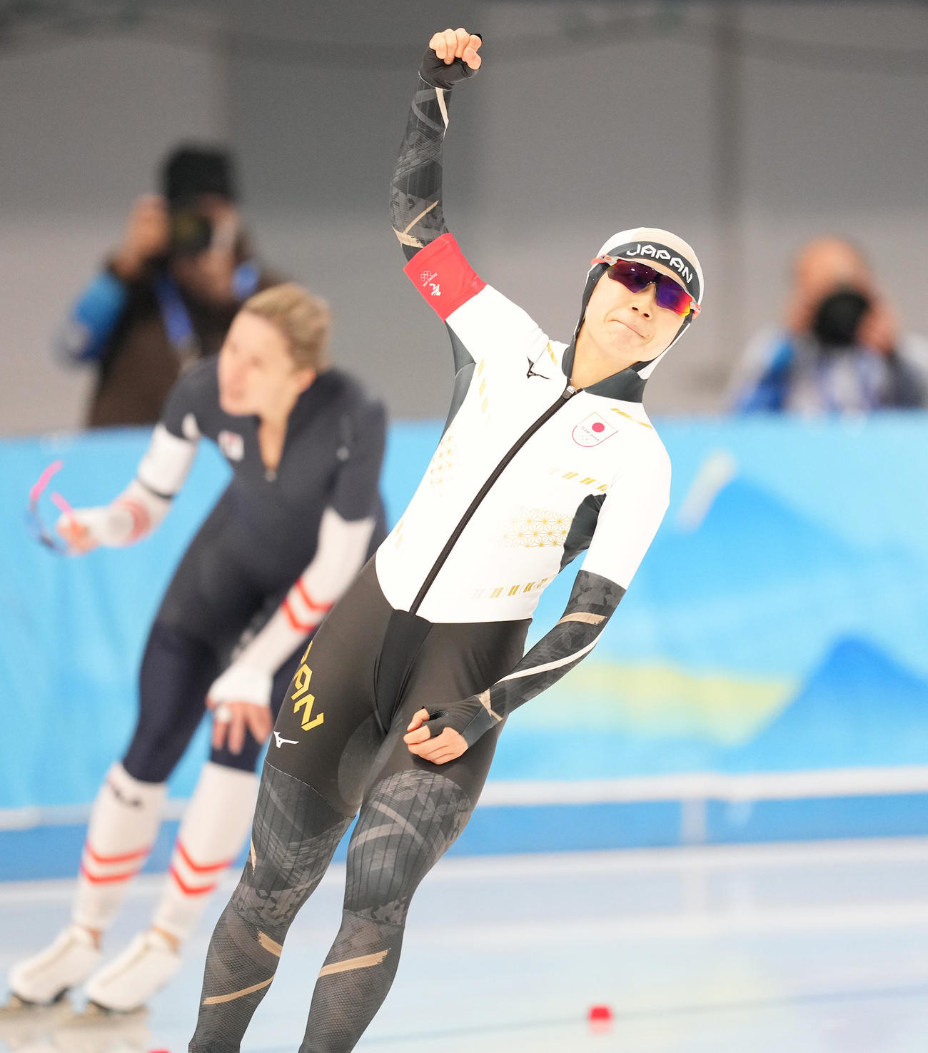 女子500メートルのレースを終え、ガッツポーズを見せる高木美（撮影・菅敏）