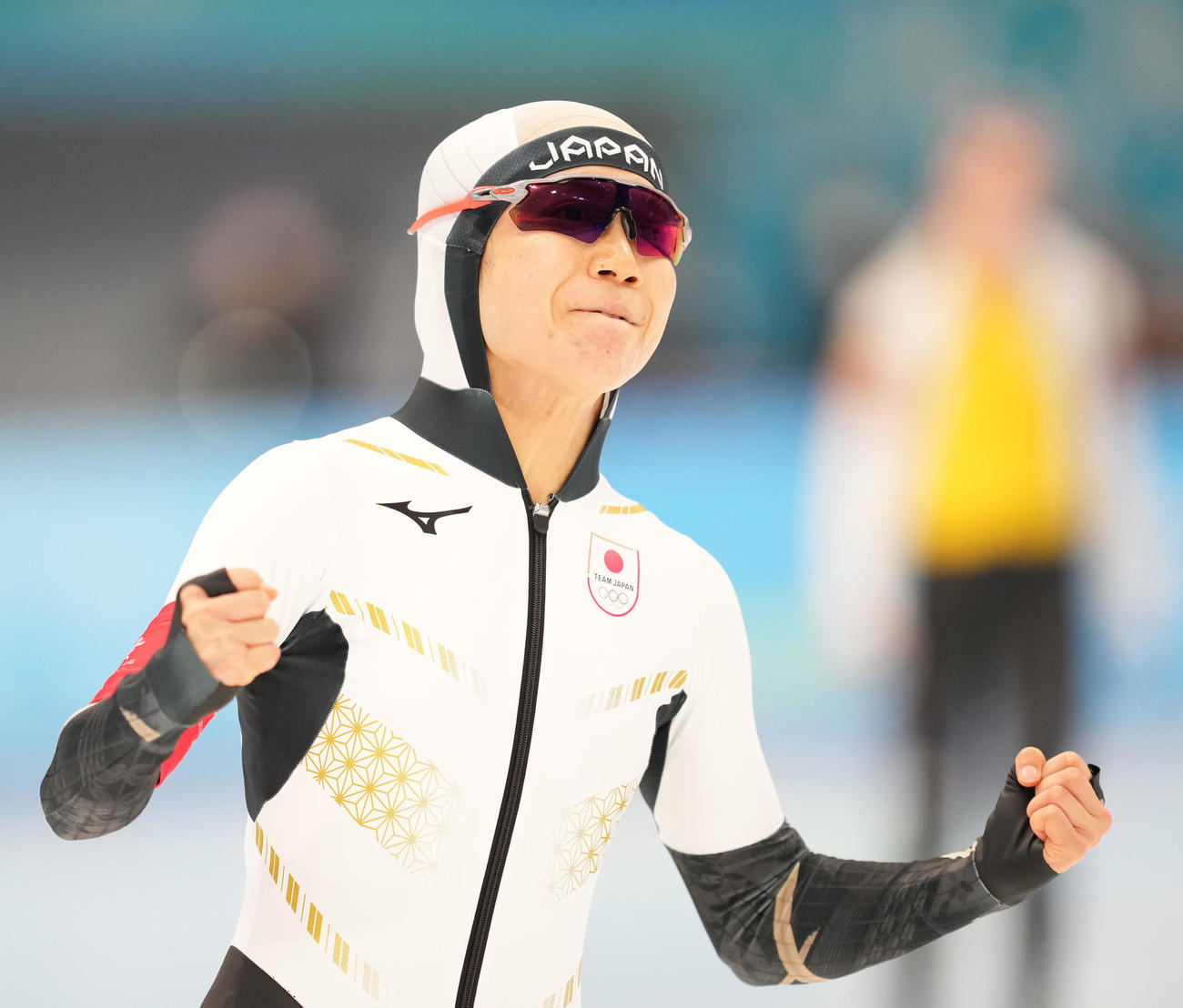 女子500メートルのレースを終え、ガッツポーズを見せる高木美（撮影・菅敏）
