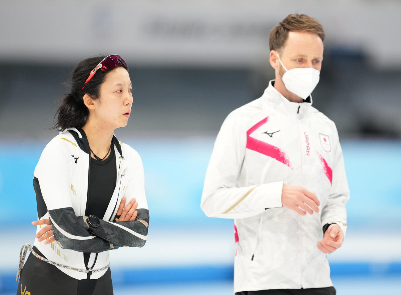 女子500メートルの本番を前に復帰したヨハンコーチ（右）と話す高木美（撮影・菅敏）