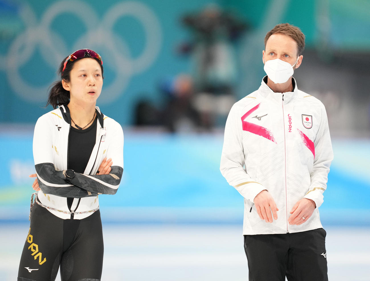 女子500メートルの本番を前に復帰したヨハンコーチ（右）と話す高木美（撮影・菅敏）