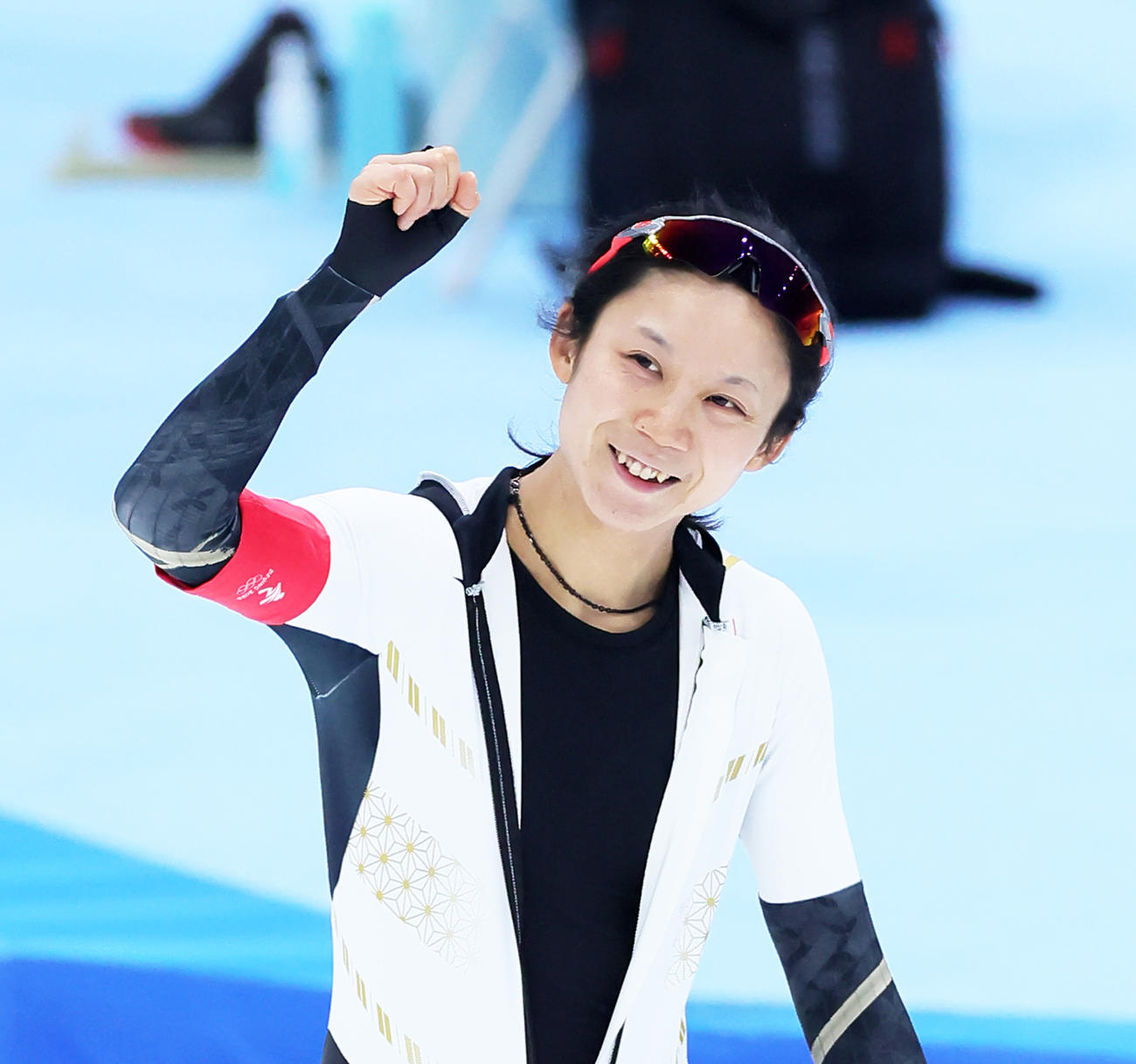 スピードスケート女子500メートルのレースを終え笑顔でガッツポーズする高木美帆（撮影・足立雅史）