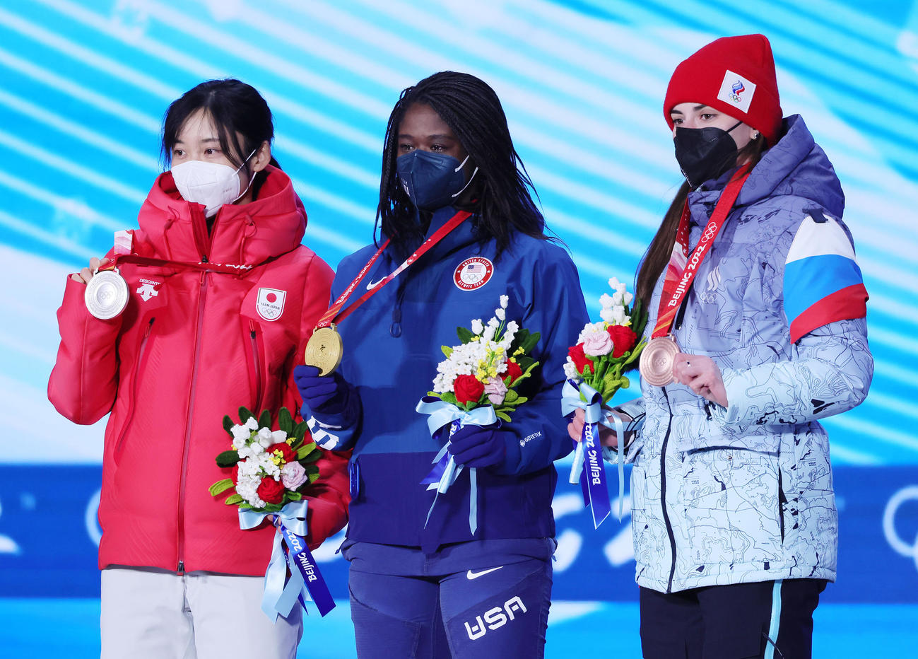 メダルセレモニーで記念撮影に臨む、左から銀メダル高木美帆、金メダル米国ジャクソン、銅メダルROCゴリコワ（撮影・足立雅史）