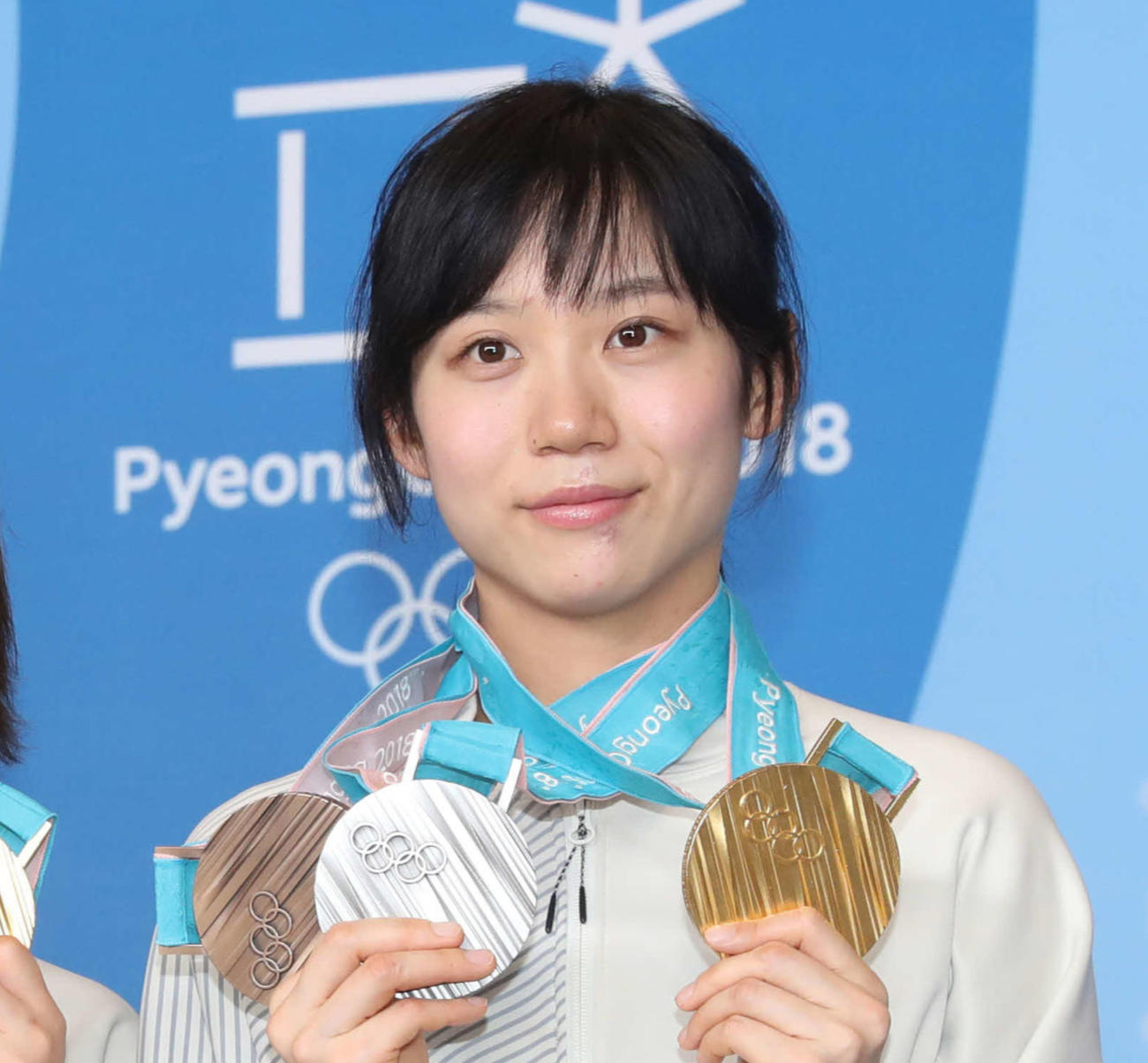 18年2月、平昌五輪の金銀銅3枚のメダルを手に笑顔の高木美帆