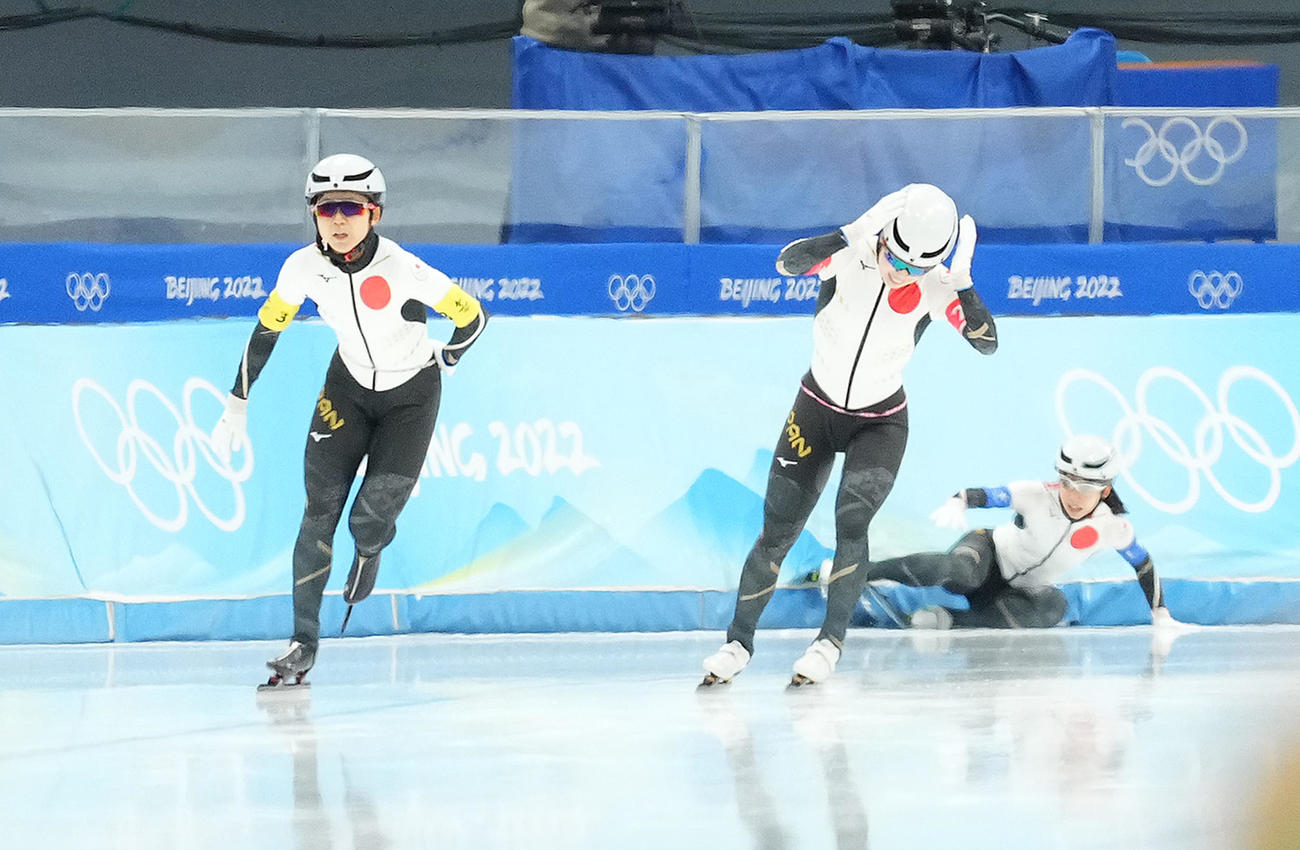 スピードスケート女子団体追い抜き決勝　最終コーナーで高木菜（右）が転倒し、肩を落とす高木美（左）と佐藤（撮影・菅敏）