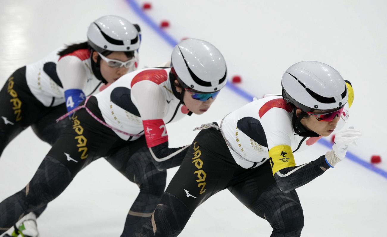 女子団体追い抜き決勝で滑走する（右から）高木美帆、佐藤綾乃、高木菜那（共同）