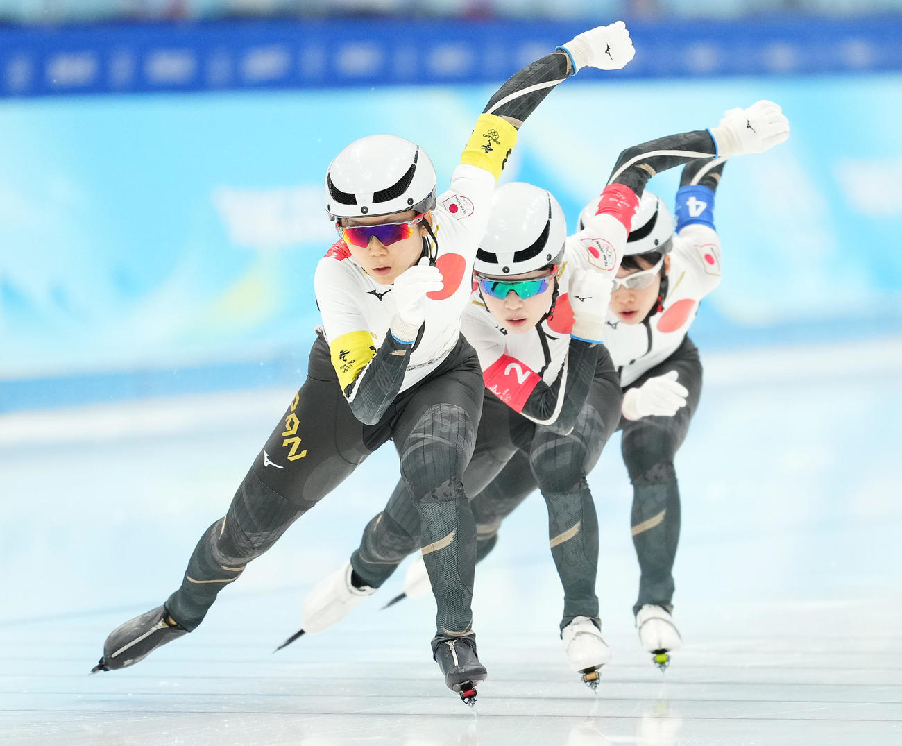 スピードスケート女子団体追い抜き決勝で滑走する、左から高木美、佐藤、高木菜（撮影・菅敏）
