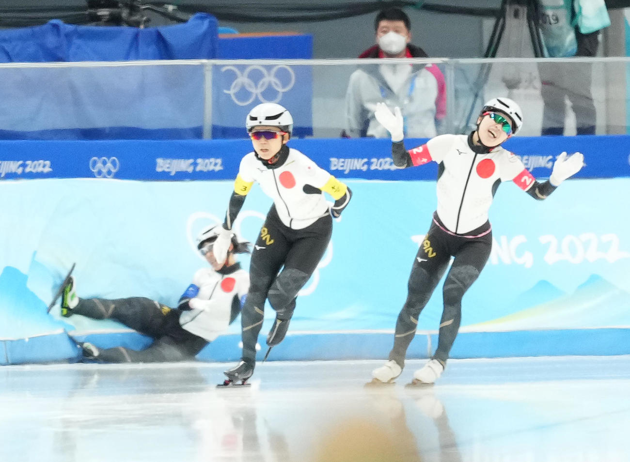 スピードスケート女子団体追い抜き決勝　最終コーナーで高木菜（左）が転倒し、肩を落とす高木美（中央）と佐藤（撮影・菅敏）