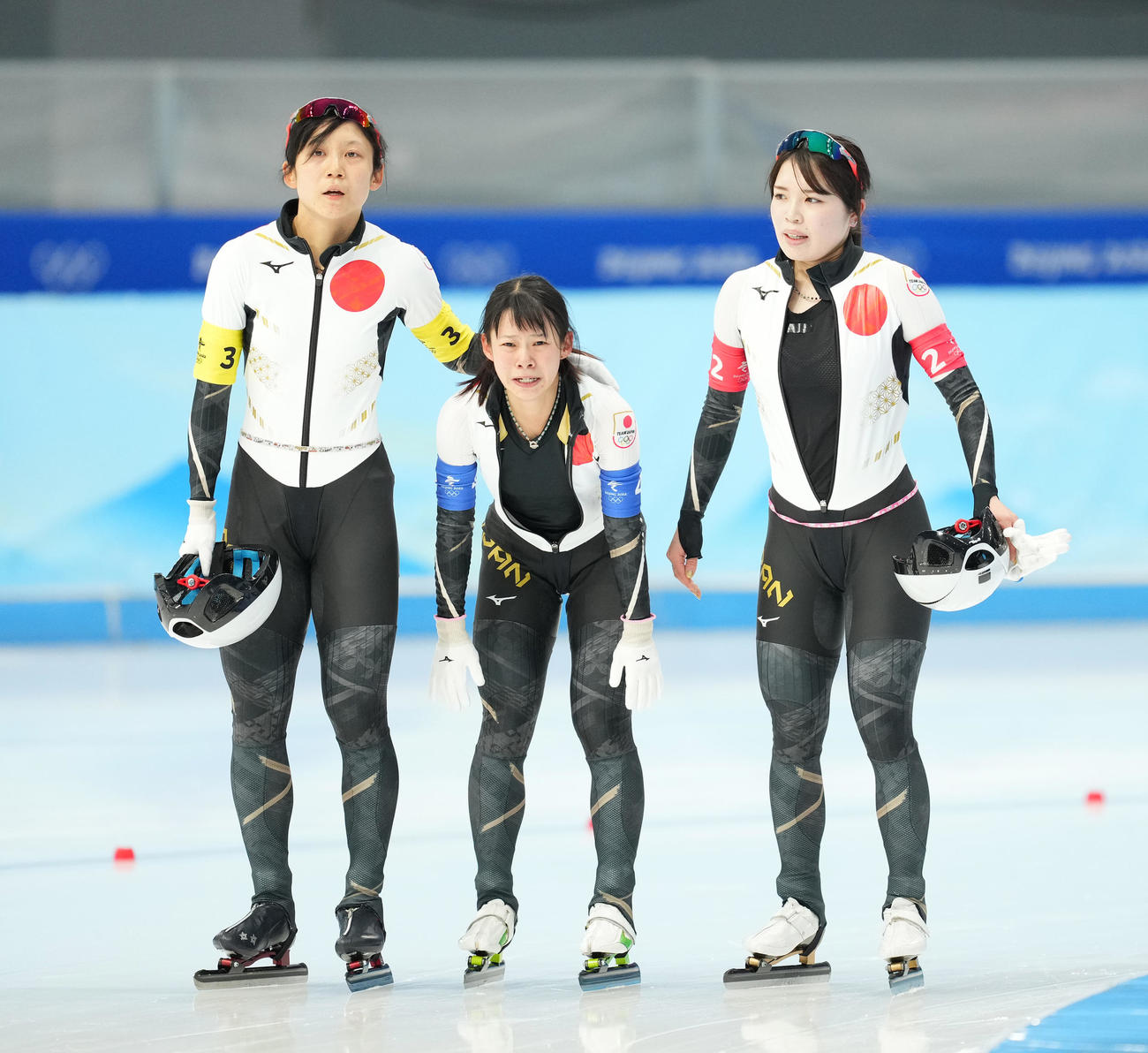 2月15日、スピードスケート女子団体追い抜き決勝　最終コーナーで転倒し涙する高木菜（中央）をなぐさめる高木美（左）と佐藤