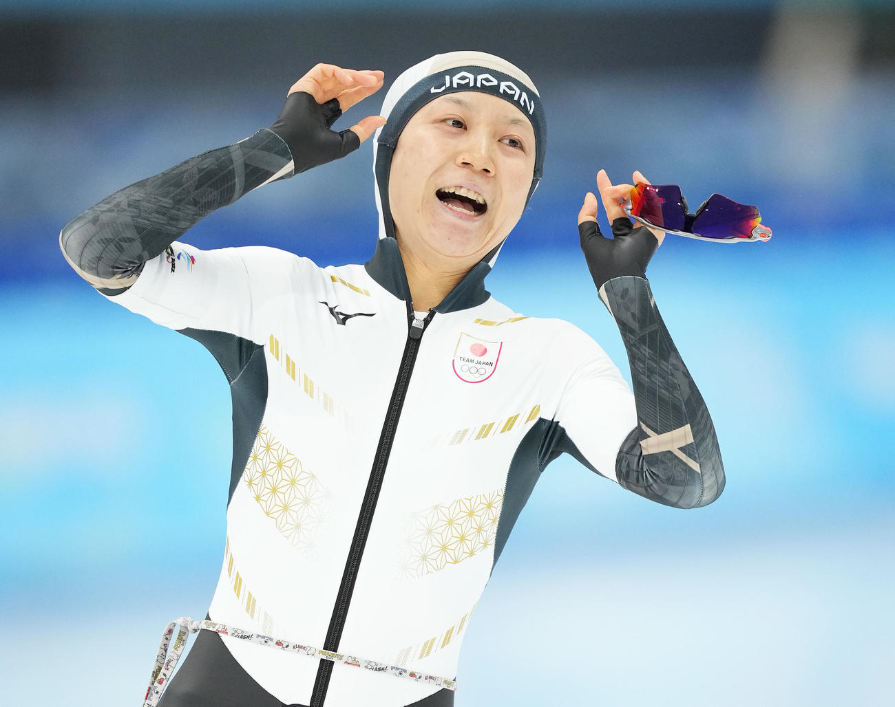 女子1000メートルで金メダルを獲得し、笑顔を見せる高木美（撮影・菅敏）