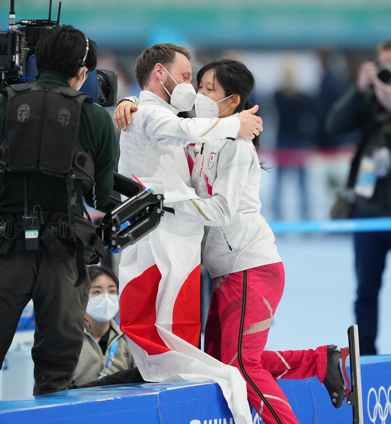 女子1000メートルで金メダルを獲得し、ヨハンコーチ（左）と抱き合う高木美（撮影・菅敏）