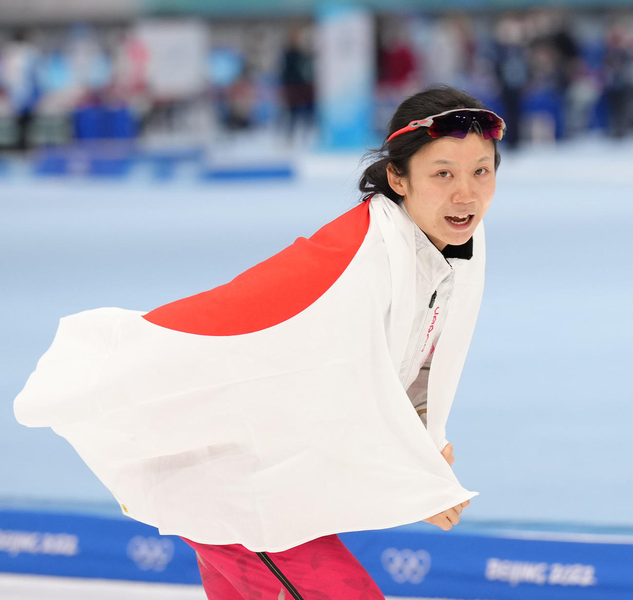 女子1000メートルで金メダルを獲得し、日の丸を掲げる高木美（撮影・菅敏）