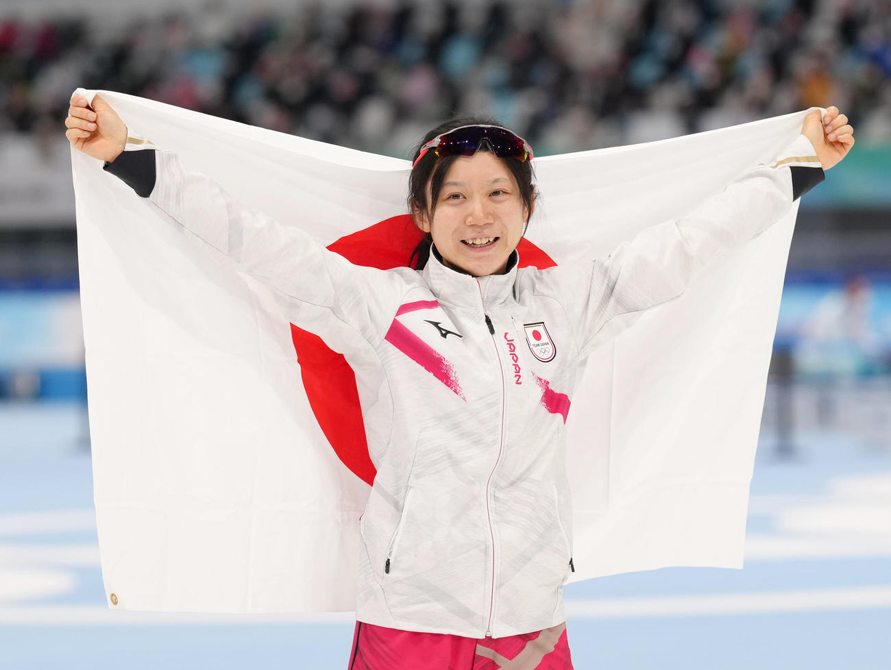 女子1000メートルで金メダルを獲得し、日の丸を掲げる高木美（撮影・菅敏）