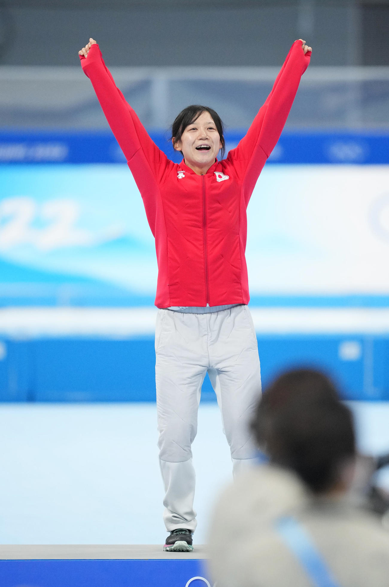 女子1000メートルで金メダルを獲得し、表彰台の上で飛び跳ねる高木美（撮影・菅敏）