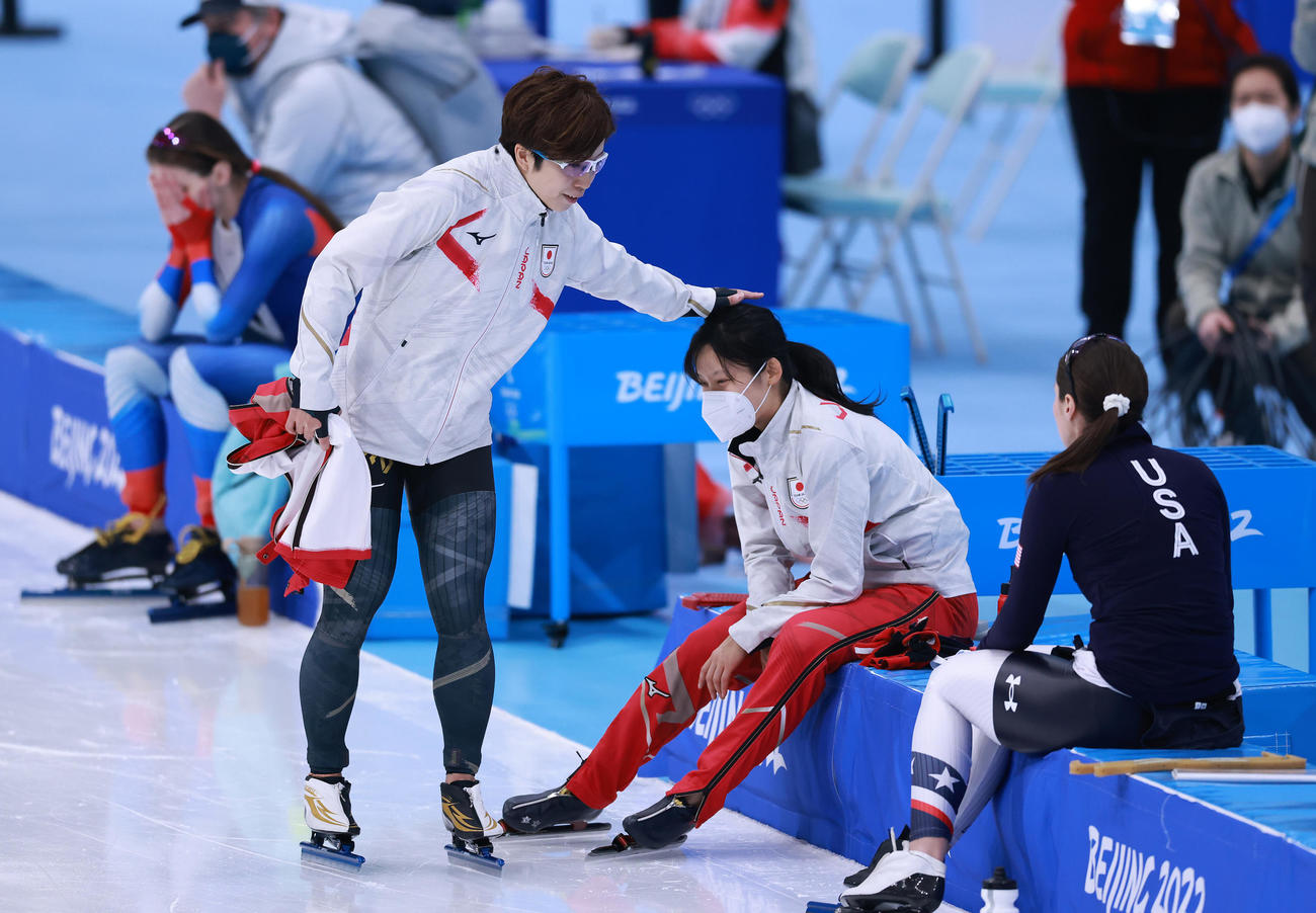 スピードスケート女子1000メートル決勝　10位に終わった小平奈緒（左）は、五輪個人種目で初の金メダルに輝いた高木美帆の頭に手をやり祝福する（撮影・垰建太）
