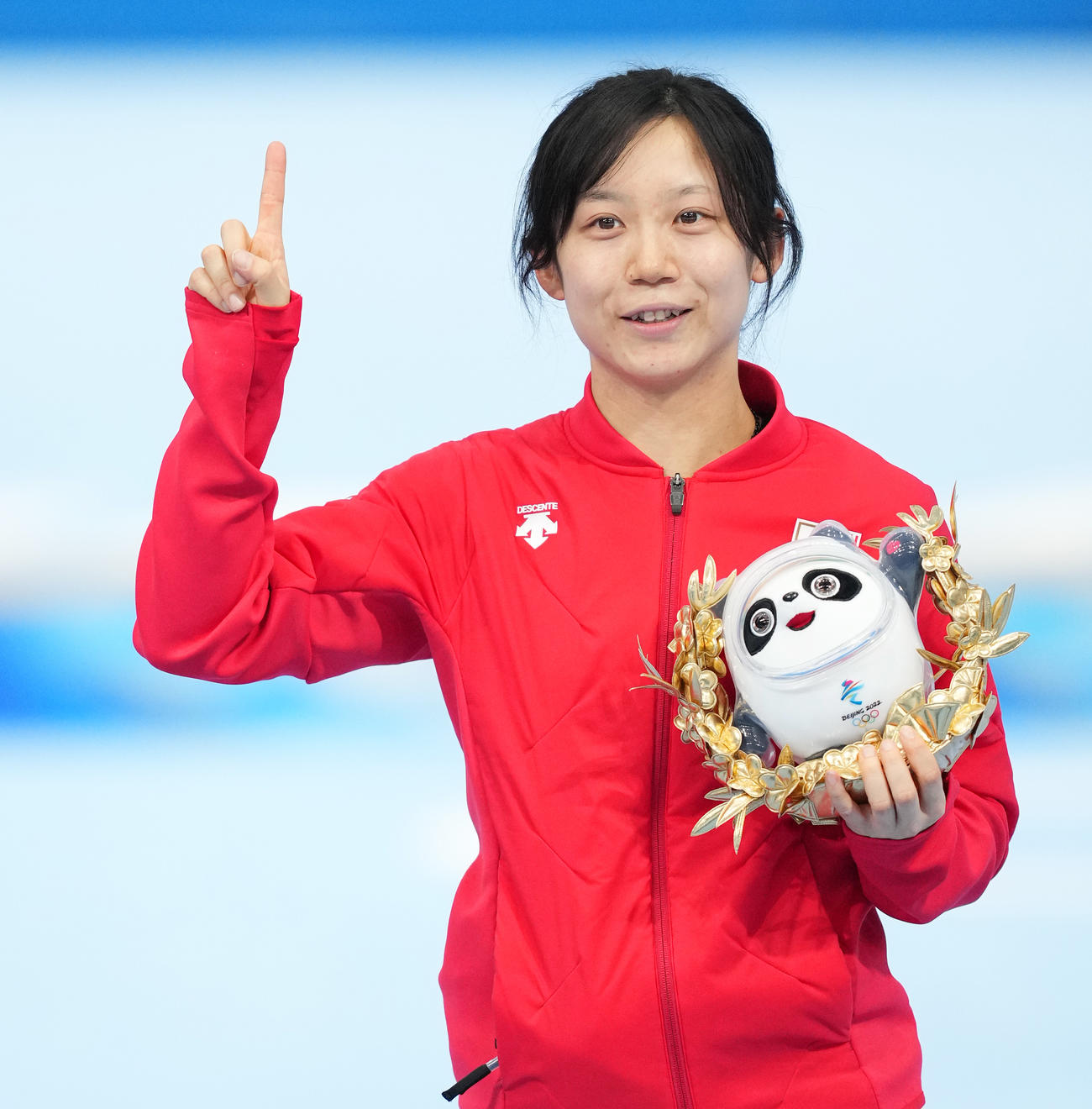 女子1000メートルで金メダルを獲得し、記念品を手にする高木美（撮影・菅敏）