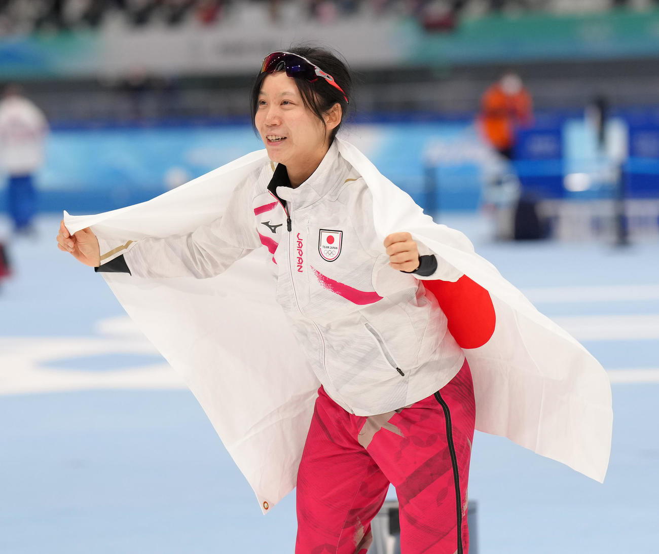 女子1000メートルで金メダルを獲得し、日の丸を掲げる高木美（撮影・菅敏）